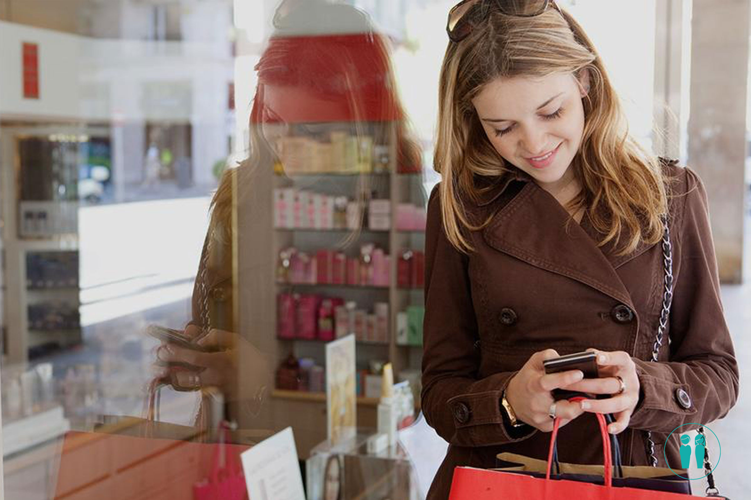 Visit store. Шоппинг. Офлайн шоппинг. Девушка с телефоном в руках на шопинге. Грамотный шоппинг.